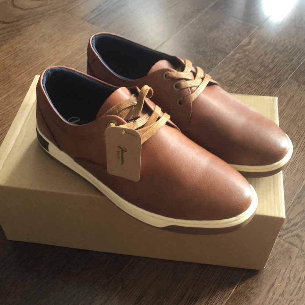 Jonsen NEW IN BOX Brown Men’s Memory Foam Sneaker. Size 8.